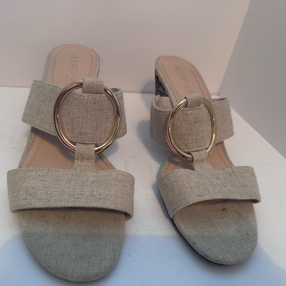 Size 10 Aubrey Lynn khaki and black 3’ wedge. - Picture 1 of 5